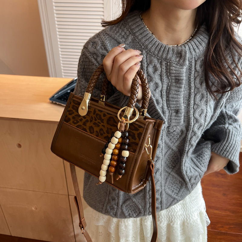 Niche Zhong Leopard Pattern retro bolso de mano mujer otoño / invierno 2025 nuevo estilo de alta calidad de viaje de hombro mochila