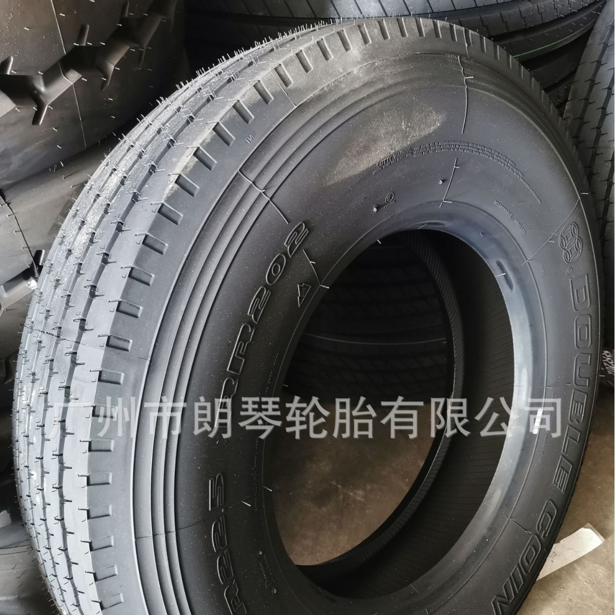 Doble dinero 11R22.5-16 neumáticos de camión de larga distancia autobús de ruedas completas resistentes al desgaste tres paquetes de neumáticos vacíos