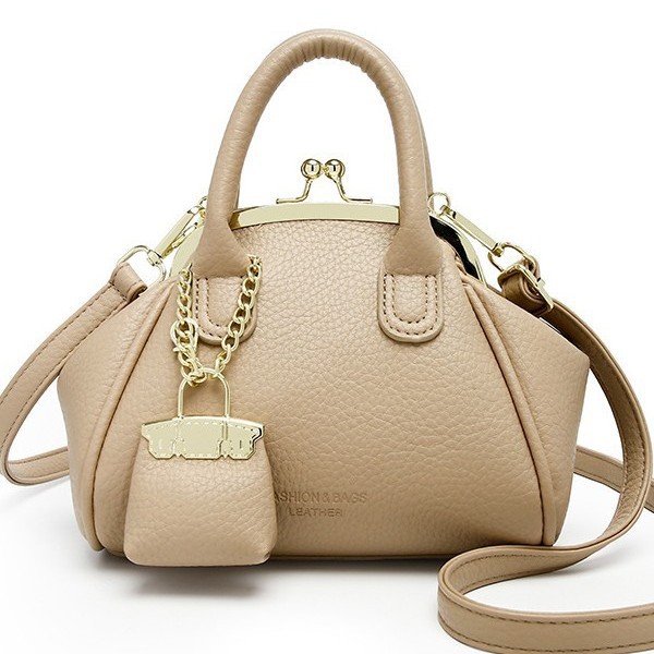 Venta al por mayor primavera y verano nuevo estilo bolso femenino retro bolso de clip bolso de mano moda todo fósforo bolso pequeño de mensajero de un solo hombro femenino