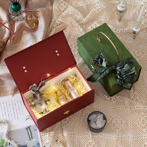 Foldable hard paper box with handle and iron ring, Chinese-style candy box for Mid-Autumn Mooncakes, gold foil candy box, magnetic gift box