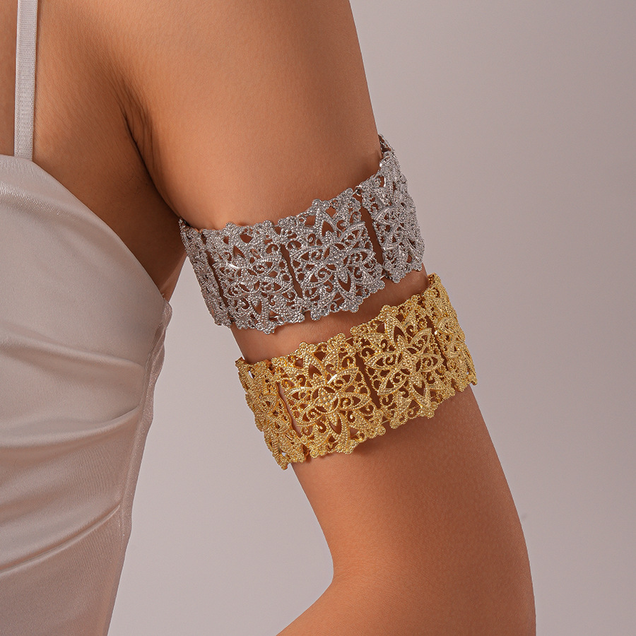 Europa y los Estados Unidos transfronterizos redondos empalmados huecos flores abiertas anchas pulseras brazaletes retro nicho de alta calidad joyas de mano para mujeres