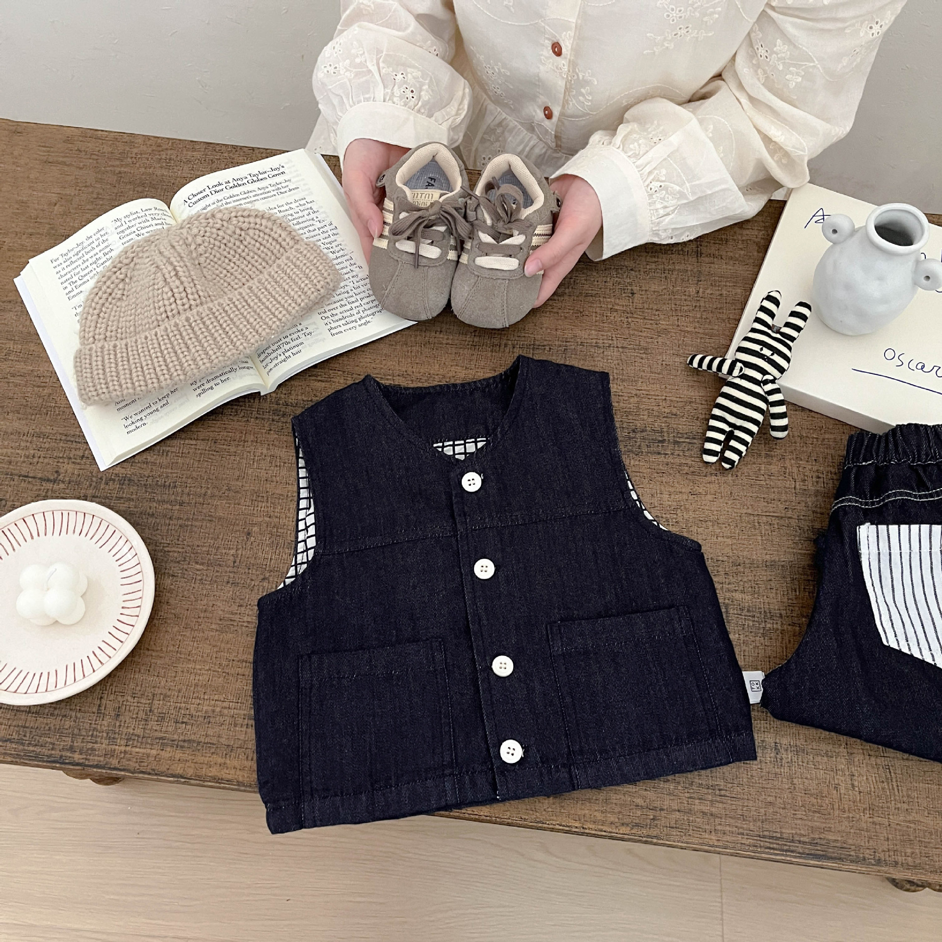 Jeans de primavera coreanos para niños 2026 nuevo chaleco de moda fresco para bebés y niños pequeños doblarse con chaqueta sin mangas