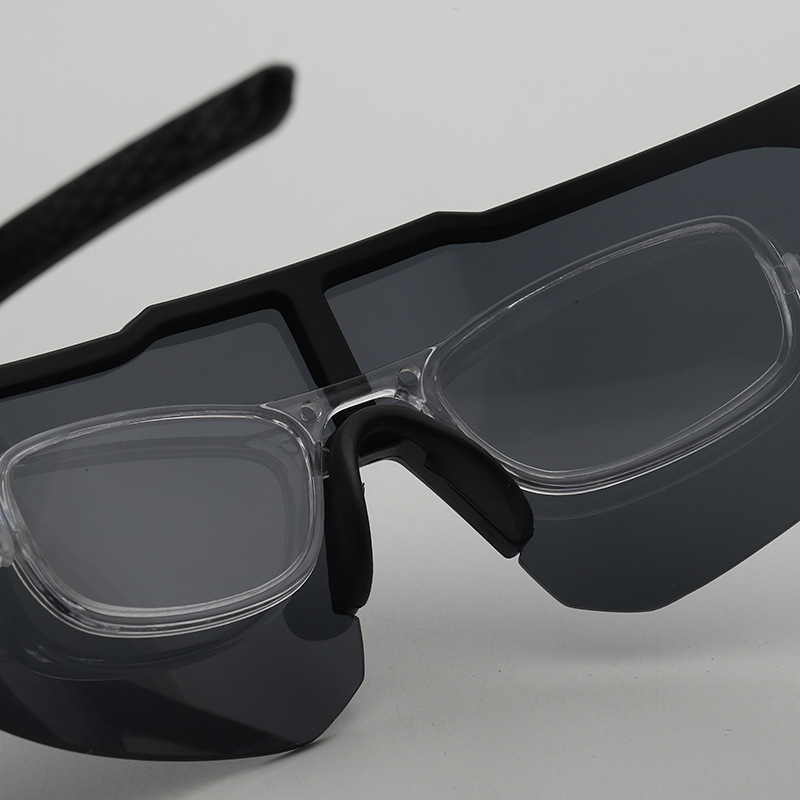 El grado de miopía terminado del anillo interior cuadrado se puede igualar con gafas deportivas de ciclismo por encima de 400 grados o con astigmatismo