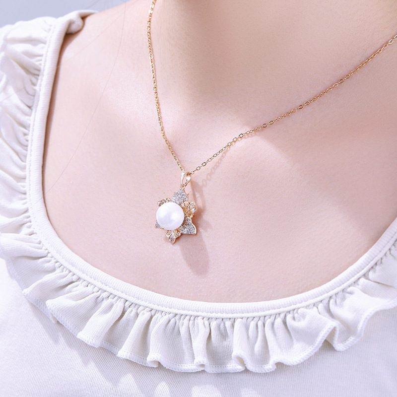 Xuping Europa y los Estados Unidos transfronterizos incrustados de zircon imitación de flores de perlas diseño de moda retro collar de dama colgante al por mayor