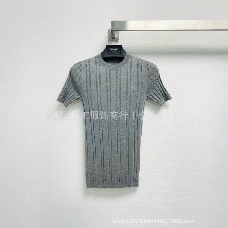 High-end P brand 26 early autumn new collection: long-sleeved knitted top with letter embroidery, striped design, and contrasting colors, featuring a polo collar