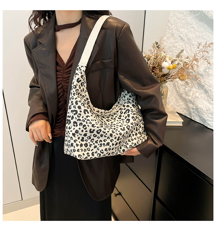 A new minimalist canvas bag with a large capacity in Korean fashion, a leopard print commuter single-shoulder crossbody bag undefined