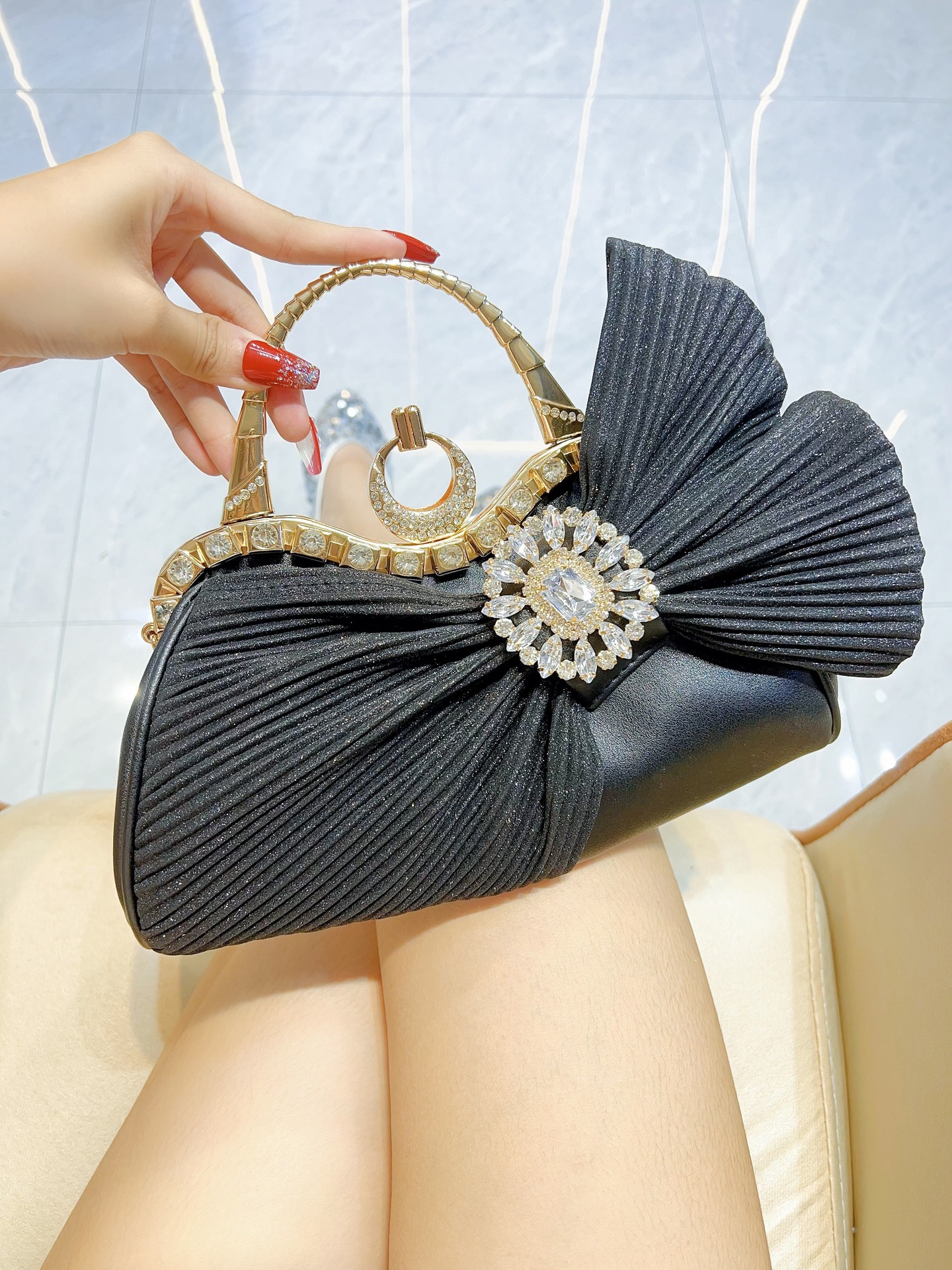 505g Weight Polyester Lining Material Ruched Bag Fashion Element Open Closure Type Single Shoulder Strap Strap Type Handbag Bags Type Casual, Party, Street Occasion Pu Leather Material Bow Knot Pattern All Seasons Season Women's Gender Elegant, Streetwear Style Pillow Shape Shape Small Size Pink Black Gold Pu Leather Bow Knot Ruched Bag Pillow Shape Evening Bags 8