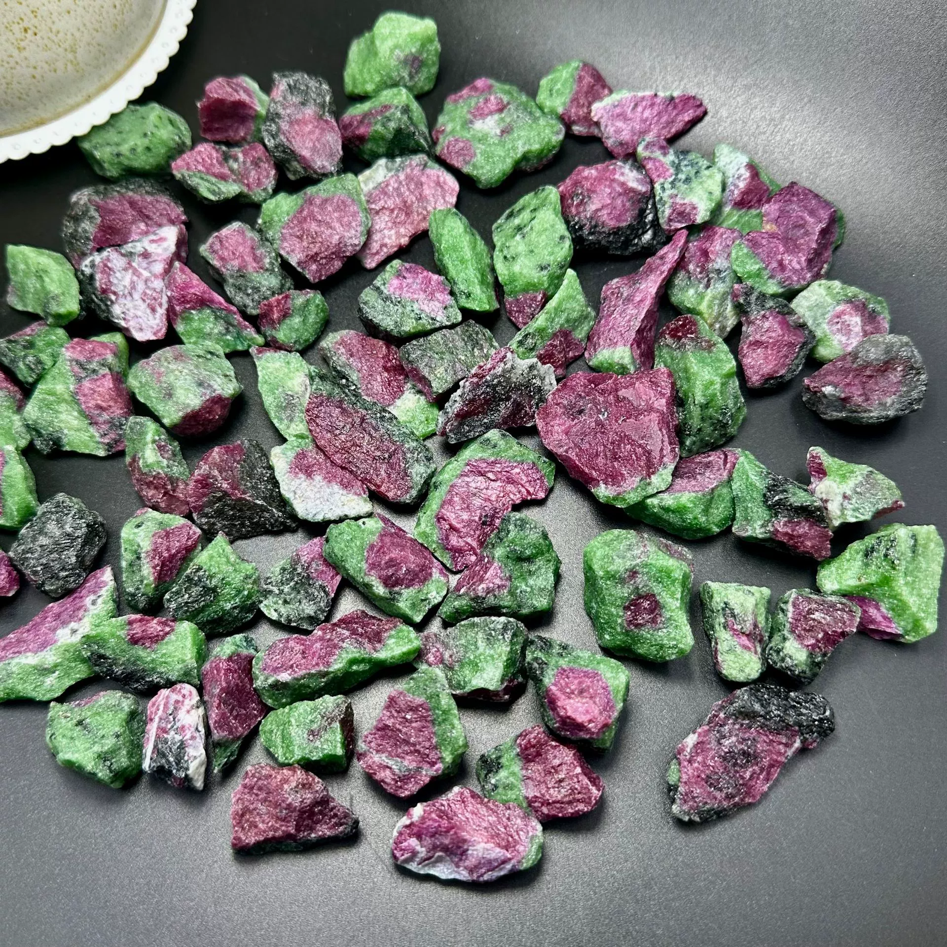 Производитель оптом натуральный красный и зеленый драгоценный камень, сырой камень, камень для ароматерапии, камень-диффузор, декоративный камень для цветочного горшка для аквариума, хрустальная шерсть