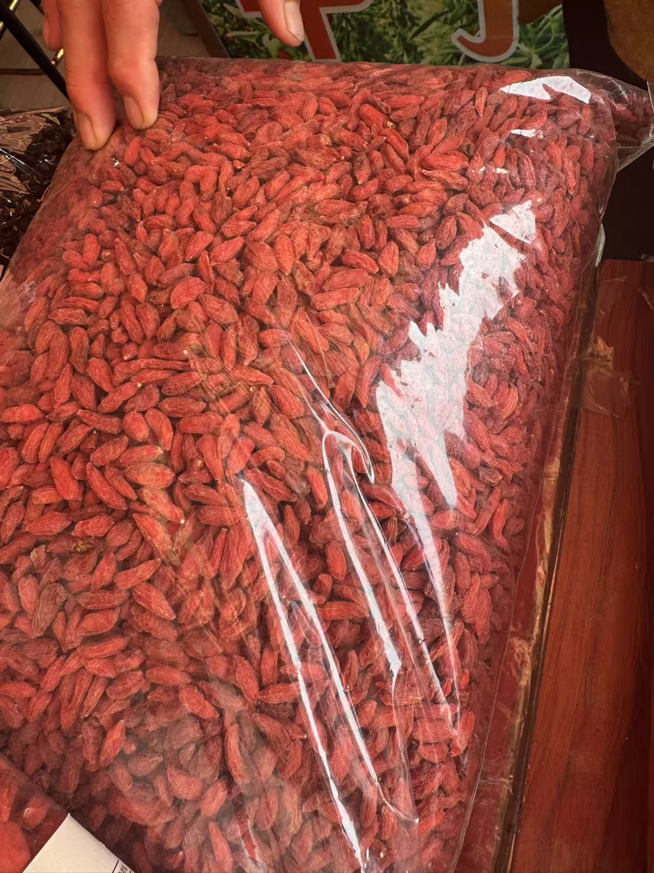 Ningxia Red Goji Berries Gouqizi Sun-Dried Whole Berries for Tea Soup and Cooking 1000g Bag preparation