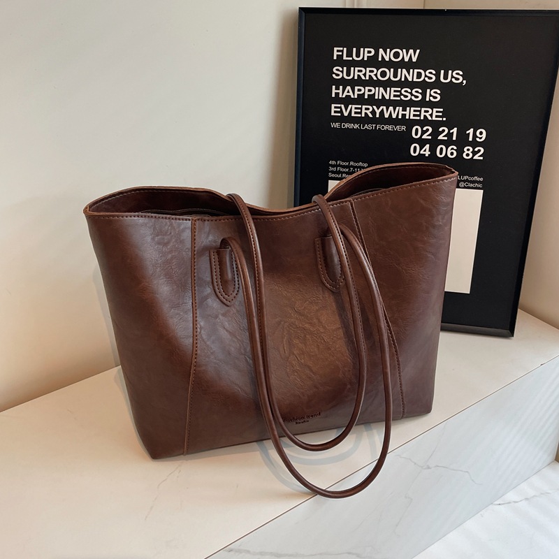 Este año, la popular bolsa de gran capacidad para mujeres 2026 nueva bolsa de brazo simple y casual, bolsa de hombro de viaje universal.