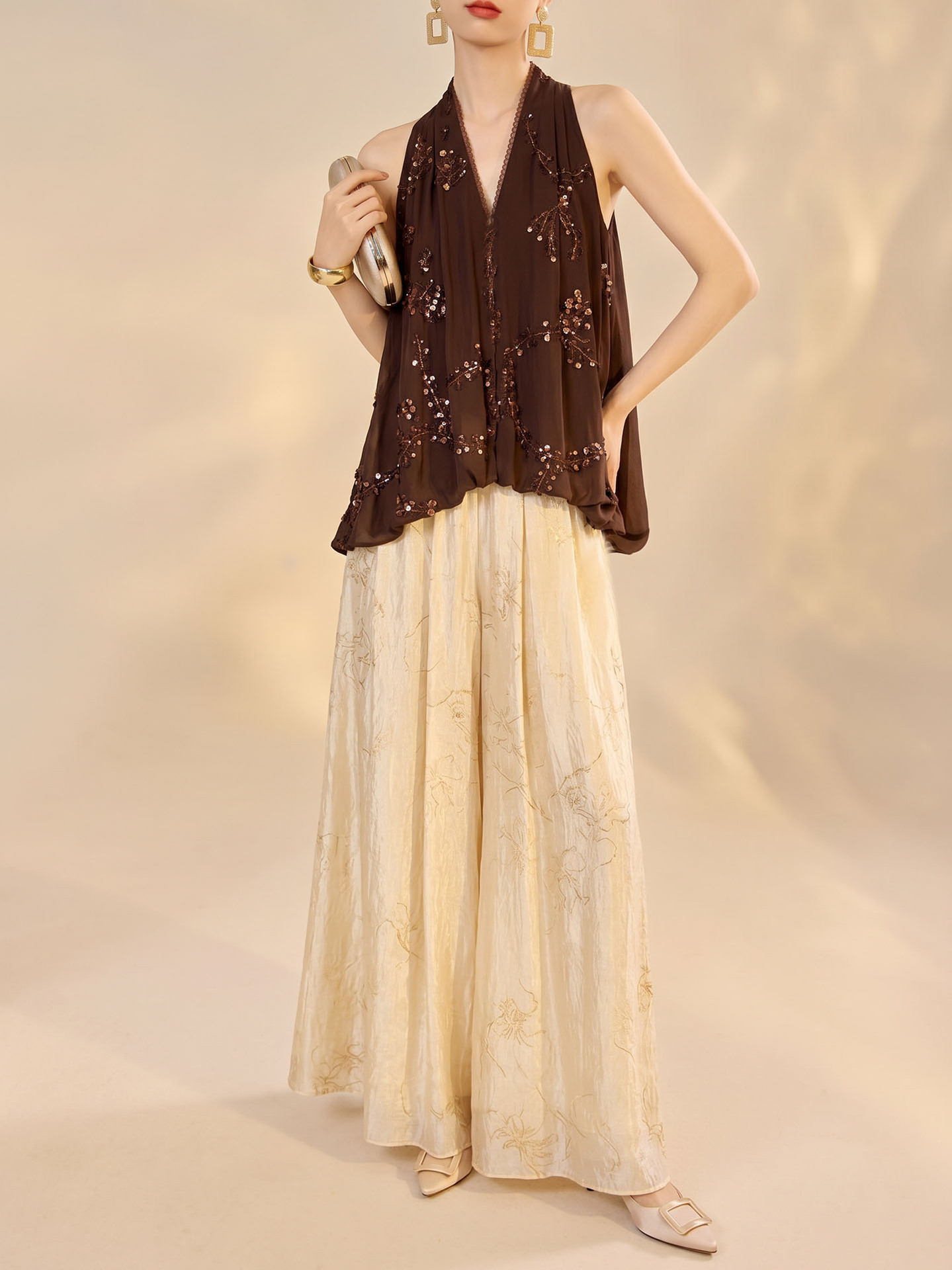 Áo cổ yếm V cổ chiffon thêu sequin không tay form rộng — Sữa hạnh nhân