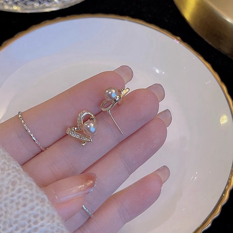 Golden design fashionable elegant earrings from pearl