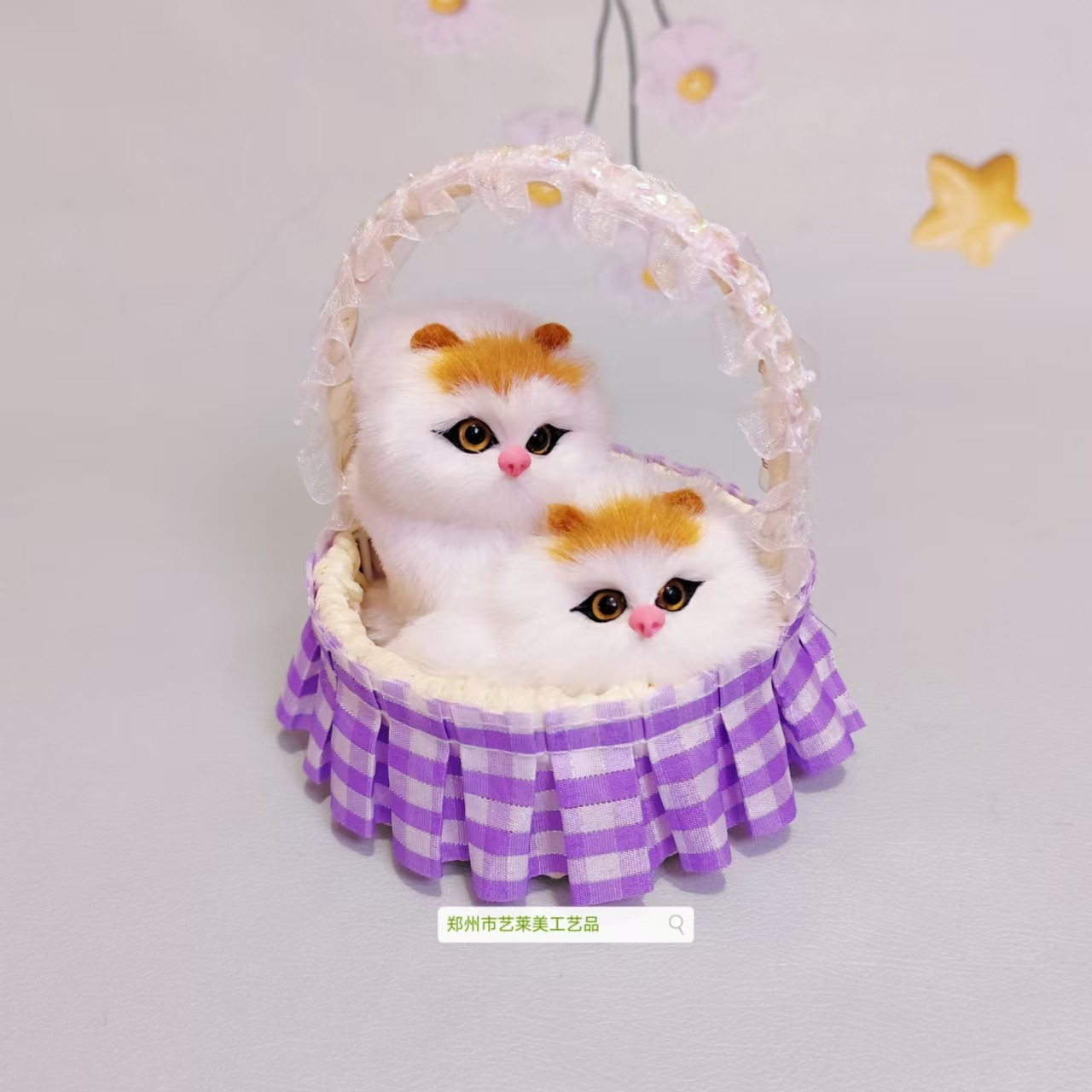 보라색 격자 무늬 레이스 바구니 암컷 고양이는 짖을 수 있습니다