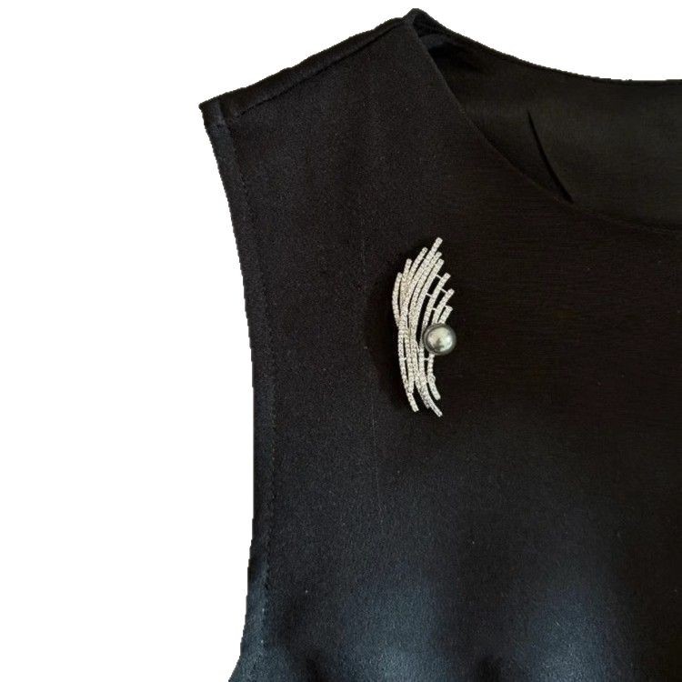 Spilla galassia meteora brillante con perle austriache_voghion.com