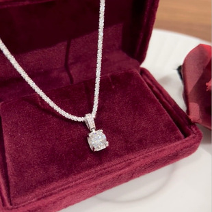 S925 sterling silver 1 karat moissanite classic cow's head pendant necklace women's gypsophila cauliflower chain tremolo cross-border style