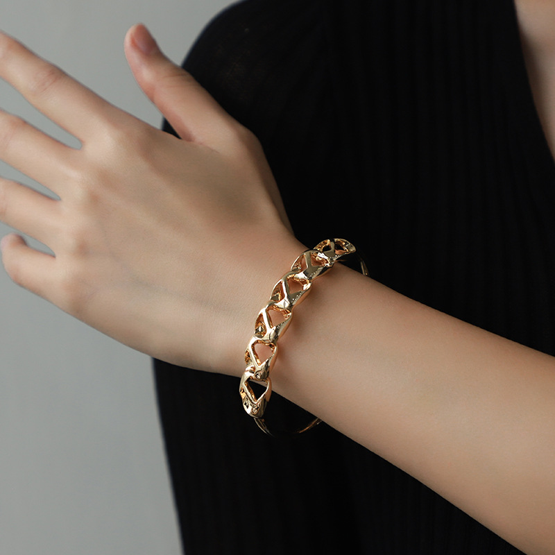 Designer's new retro simple pattern hollow bracelet women's fashion hand jewelry_voghion.com