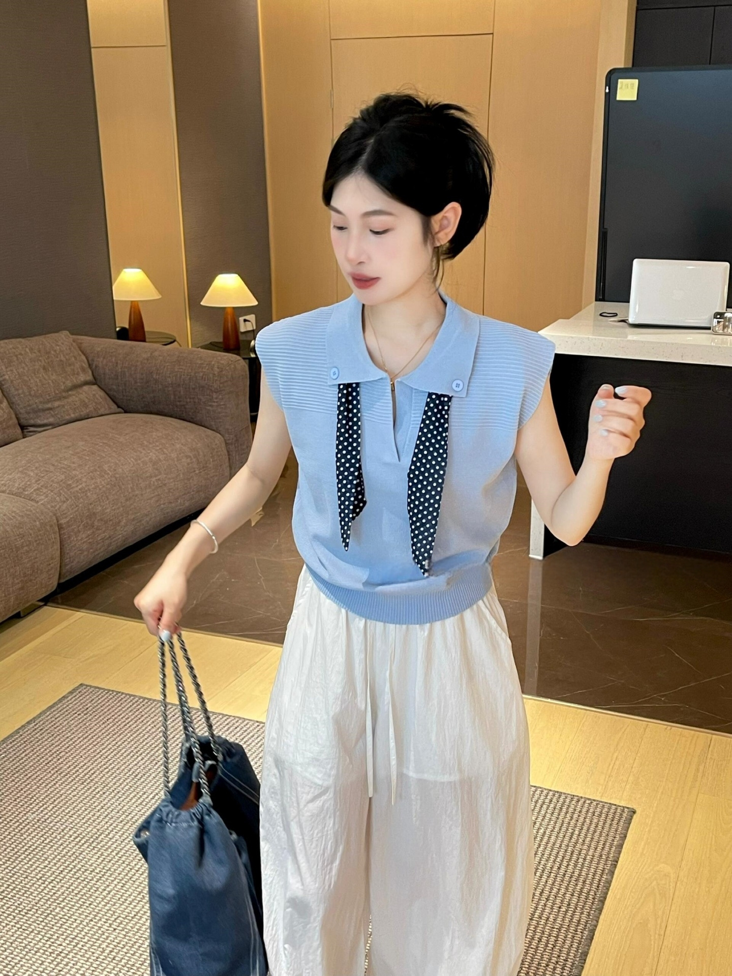 シックなグレーのポロシャツ、ゆったりとした小さなフライングスリーブニット半袖Tシャツ、女性用夏デザイン右肩アイスシルクトップ