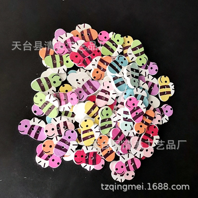 Linda abeja de color de dibujos animados abeja botón de madera pintada de dibujos animados abeja 100 piezas por paquete