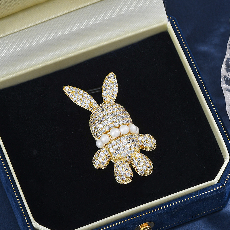 2023 otoño y invierno nuevo estilo de lujo ligero estereoscópico de alta calidad diamante pequeño conejo broche flor de pecho femenina animal pin de zircon