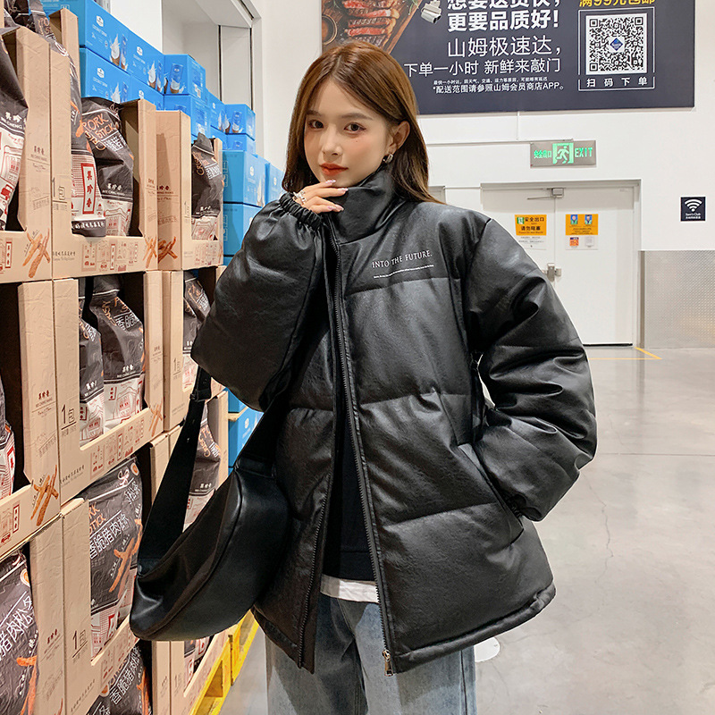 Ropa de algodón mujer 2023 nuevo estilo coreano suelto ropa de pan estudiantil gruesa tela PU letras chaqueta de algodón chaqueta de invierno image 7