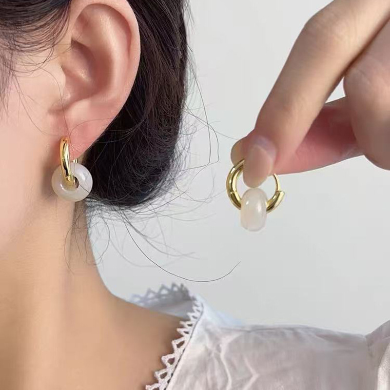 Anillo de metal francés aretes de anillo simple aretes de aretes nuevos estilos de estilo estilo estilo estilo de diseño de nicho temperamento único aretes de mujer cara pequeña