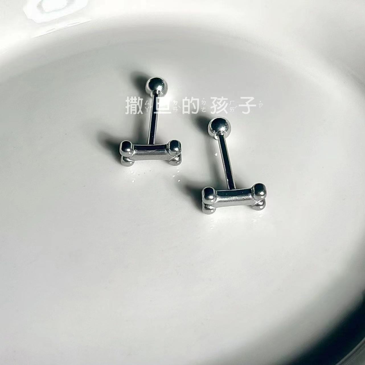 16G labret stud size and finish detail