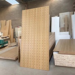 木製の穴の板の家庭用の壁掛け式の装飾棚の家に入る玄関の壁面の整理棚の穴の板の展示棚