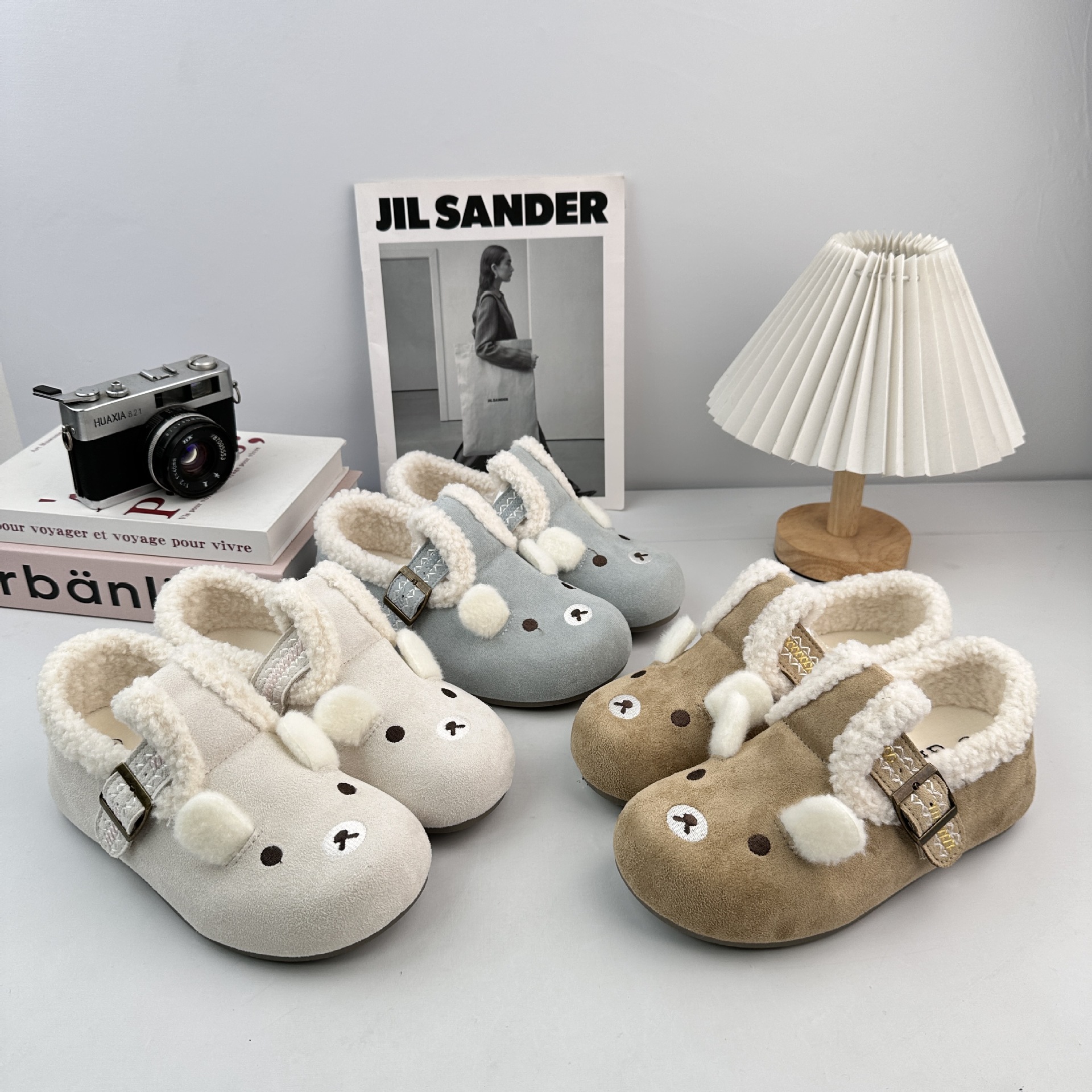 Zapatos de invierno de peluche calientes de ondas más lejos incluyen zapatos de algodón de dibujos animados con zapatos de peluche de peluche para mujeres