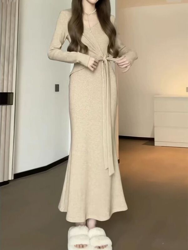 Gentle Elegant, Cross-Neck Mermaid Skirt, Hip-Hugging Straps, Slim-Fitting Pure Lust Dress, Autumn and Winter Long Skirt with Design