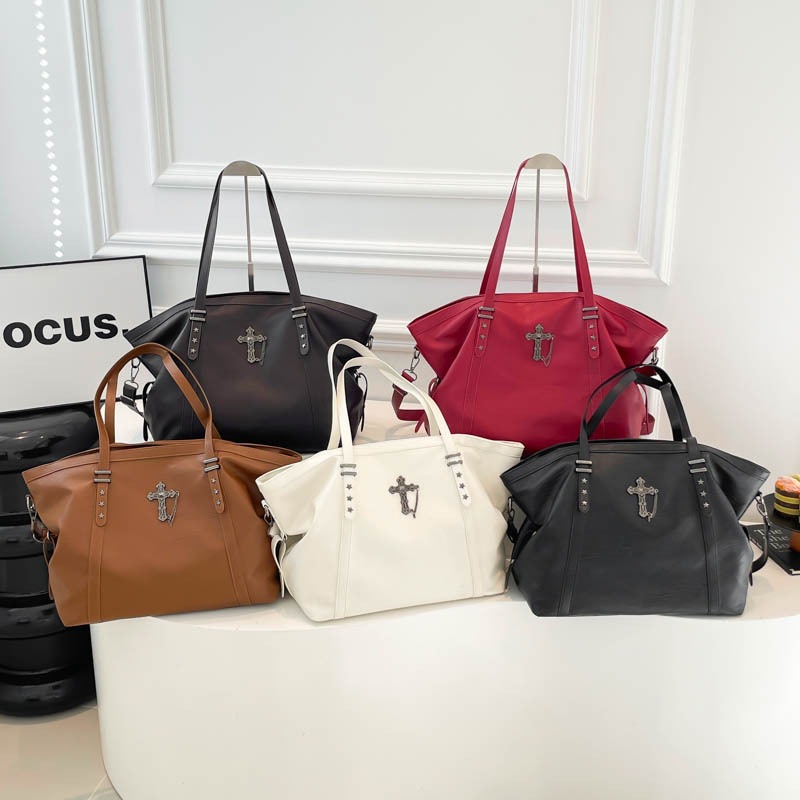 Classic demi-season retro capacious shoulder bag