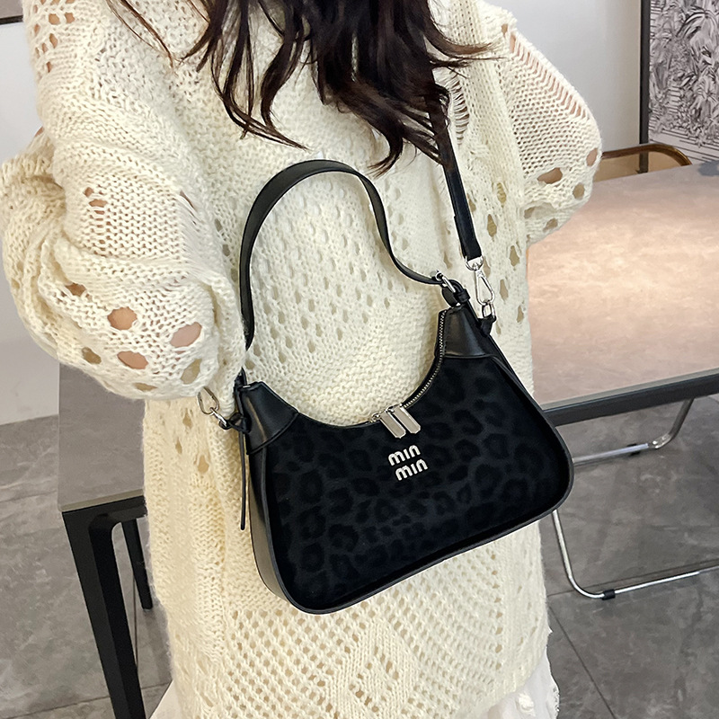 Niche Zhong bolso de brazo de diseño mujer 2025 nuevo estilo de alta sensación de bolso de hombro universal de moda con patrón de leopardo mochila