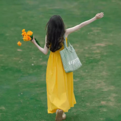 シチリアの風情のストラップのワンピースの女性の夏の絶妙な雰囲気感の海辺の旅行の休暇は写真を撮る長いスカートを着ます。