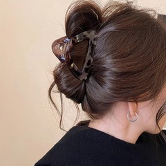 2025新型シンプル三角形早春高級感キャッチャーサメクリップ髪クリップ女性後頭部クリップ髪飾り