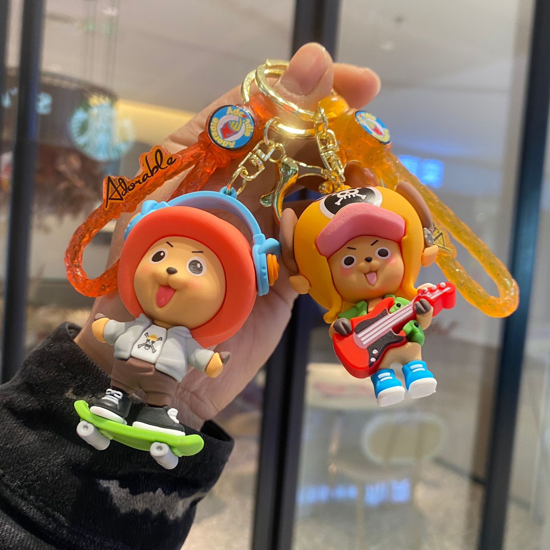 Dibujos Animados de dibujos animados Qiao Ba monopatín guitarra tridimensional muñeca coche una pieza llavero colgante muñeca máquina pequeño regalo