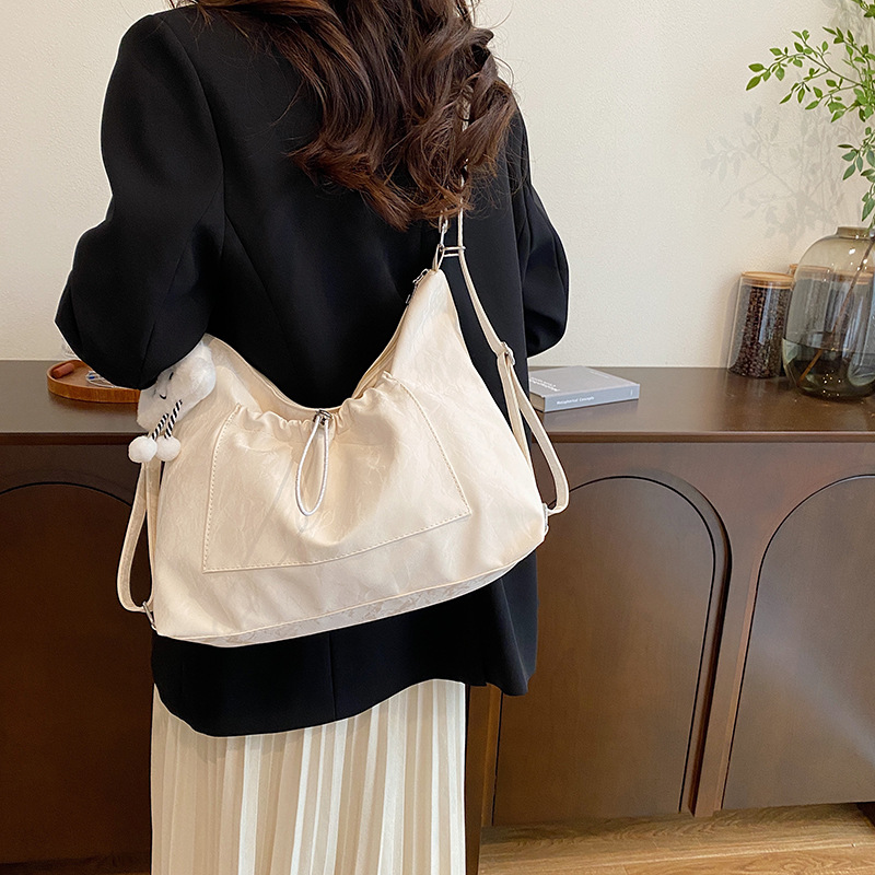 Bolso de alta gama para mujer 2024 nueva mochila de viaje de gran capacidad bolso de hombro de cadena salvaje mochila de viaje