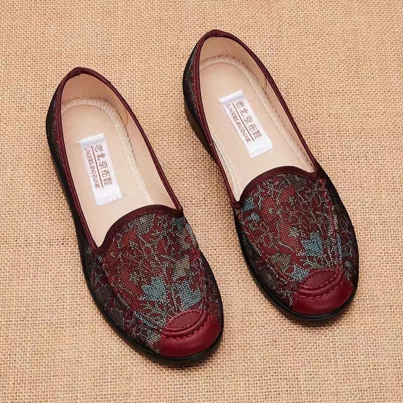 Slip-on old Beijing cloth shoes women's summer new mom shoes breathable elderly non-slip milk shoes soft bottom women's shoes Slip-on old Beijing cloth shoes women's summer new mom shoes breathable elderly non-slip milk shoes soft bottom women's shoes