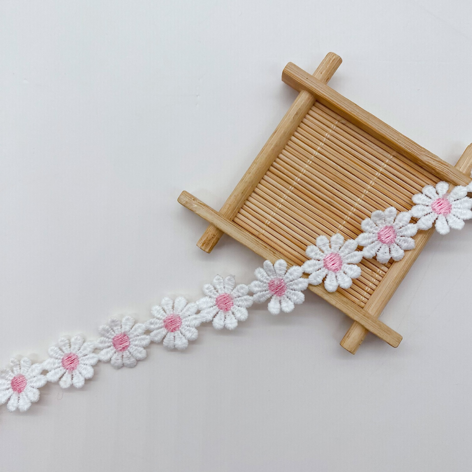 Dos colores de encaje Daisy código de barras Cadena de clavícula accesorios de joyería decorativos coloridos accesorios de ropa para niños encaje soluble en agua