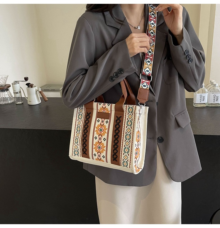 Women's Large Canvas Flower Elegant Vintage Style Streetwear Square Zipper Tote Bag display picture 7