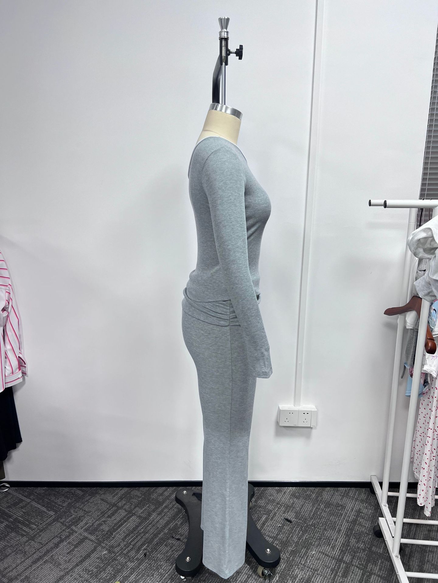 Women's Sexy Off-Shoulder Ribbed Crop Top With Low-Rise Flared Pants Set, Stretchy T-Shirt And Bell Bottom Joggers, Trendy Solid Color Outfit_ecoleips.com