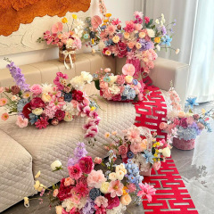 結婚式のシーンのシミュレーション花の装飾結婚の部屋のリビングルームのデスクトップのベッドの花束の装飾