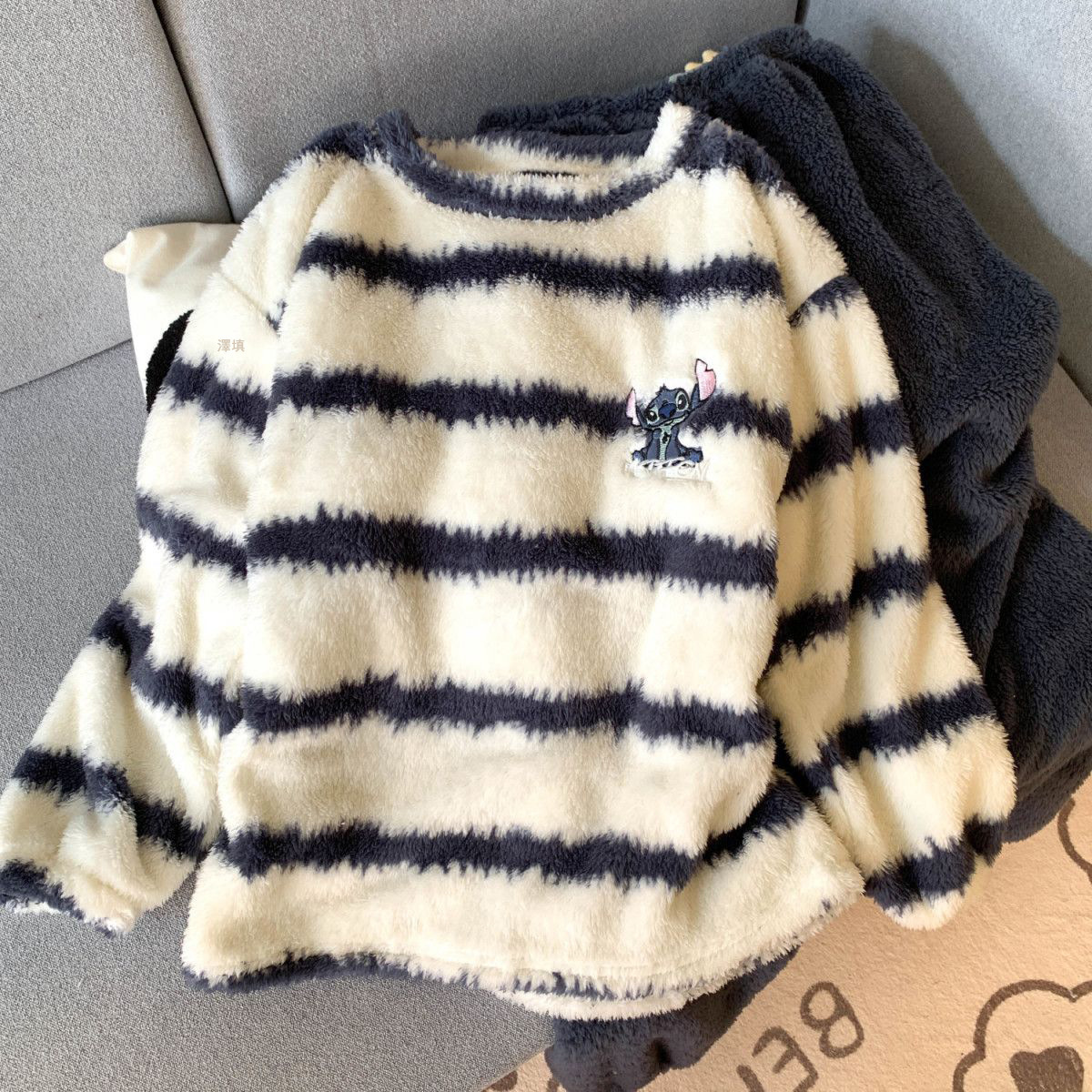 Fábrica al por mayor otoño y invierno nuevo estilo de rayas simple pijama de cuello redondo más terciopelo grueso coral terciopelo franela ropa doméstica