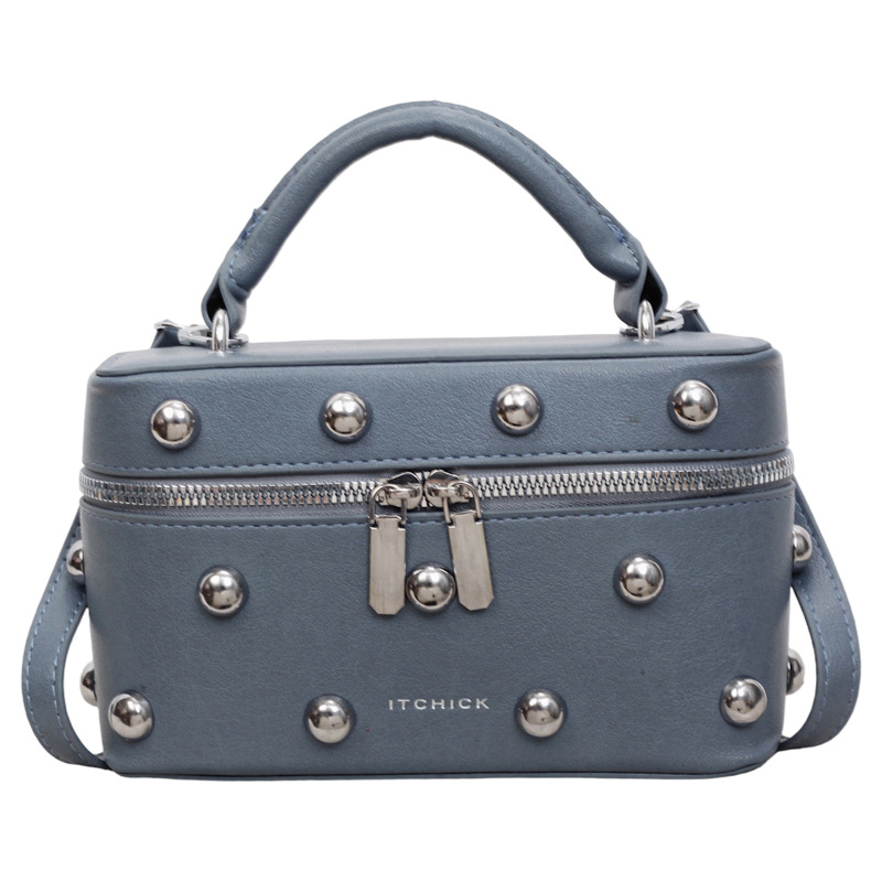 Bolsos portátiles de textura alta para mujeres 2026 nuevos nichos transfronterizos de diseño remaches de moda versátil bolso de mochila