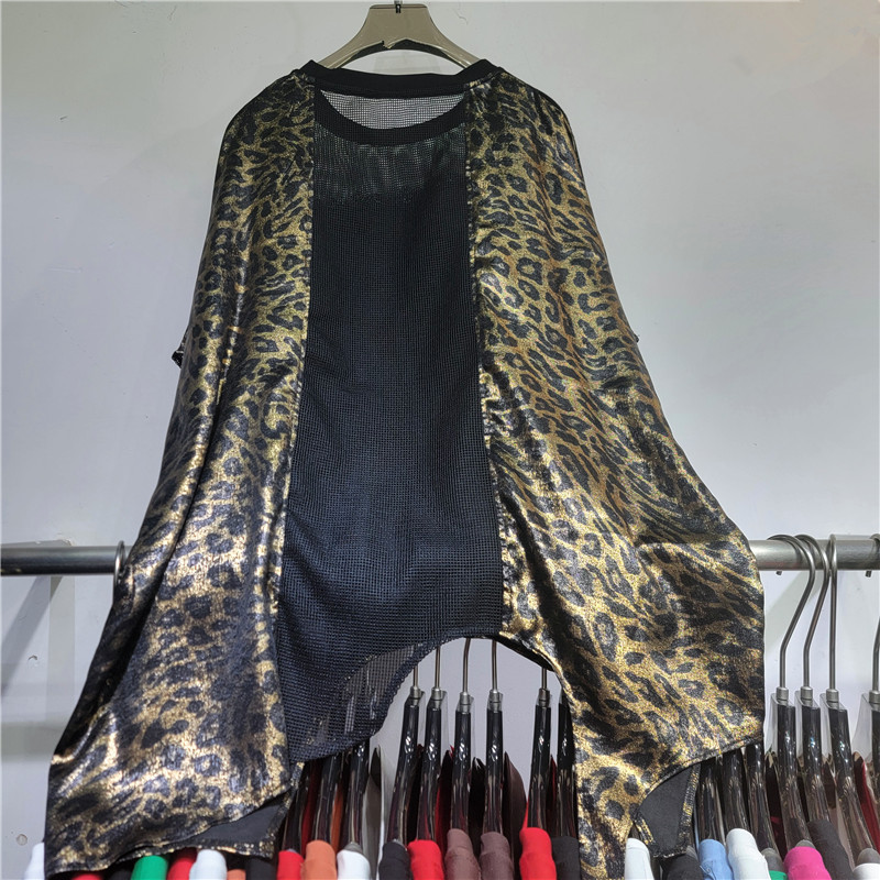 Diseño de nicho de estilo europeo y americano, tela de mosaico de impresión de leopardo, camiseta de mujer suelta, camiseta irregular de estilo largo