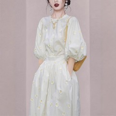 ハイエンドの絶妙なキキョウフレンチティーブレイクホワイト刺繍ウエストドレス婦人服2025春夏新スタイル