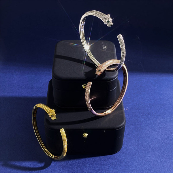 fashionable bracelet for men and women