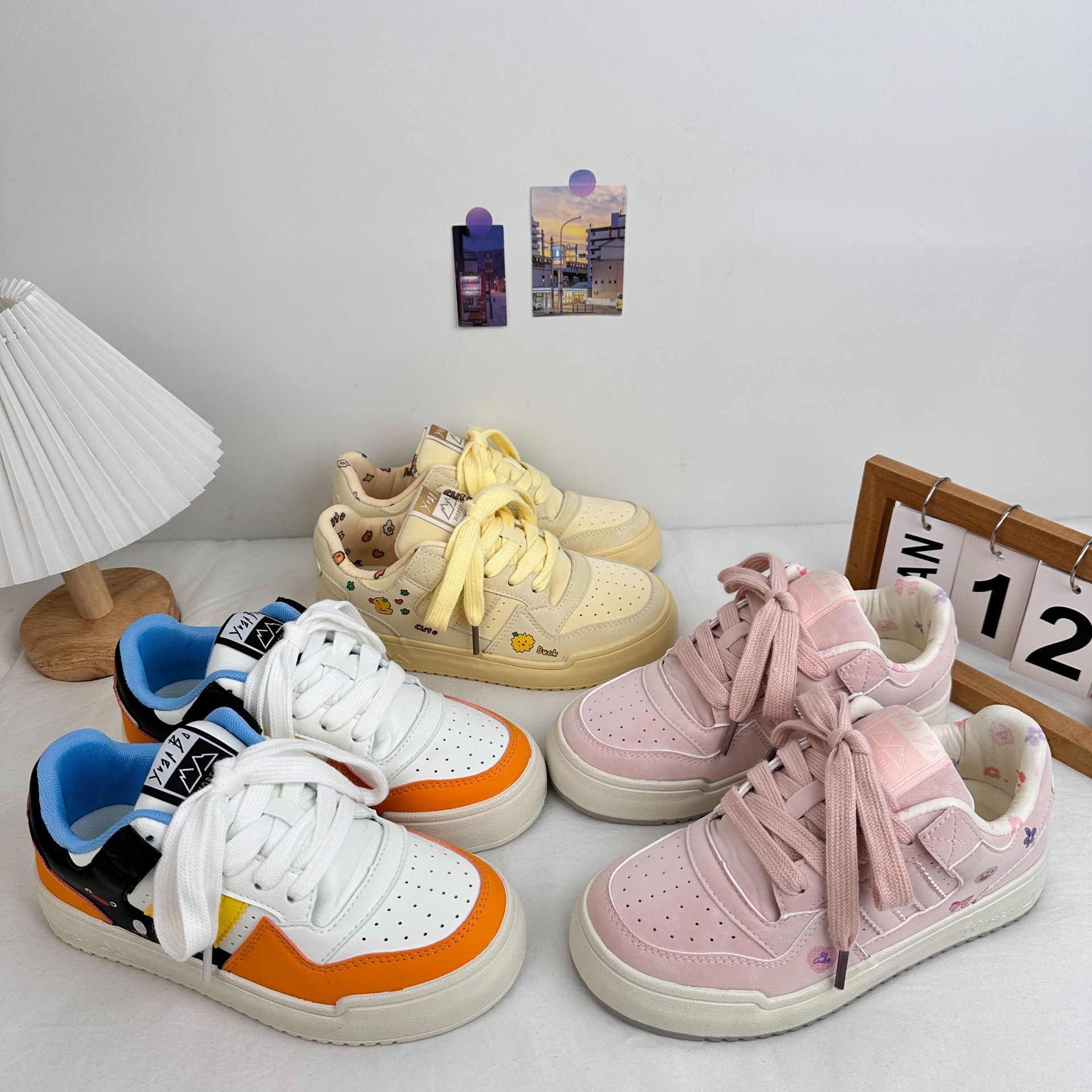 Estilo de campus zapatillas de deporte casuales para mujer 2025 primavera zapatos chic de todo fósforo zapatos blancos de suela gruesa zapatos de graffiti para estudiantes retro image 1