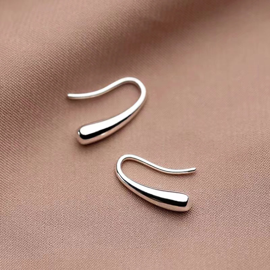 Nuevos pendientes de gota de agua brillantes y modernos, diseño exclusivo, ganchos para las orejas frescos y dulces, pendientes de diseño sencillo estilo forestal.