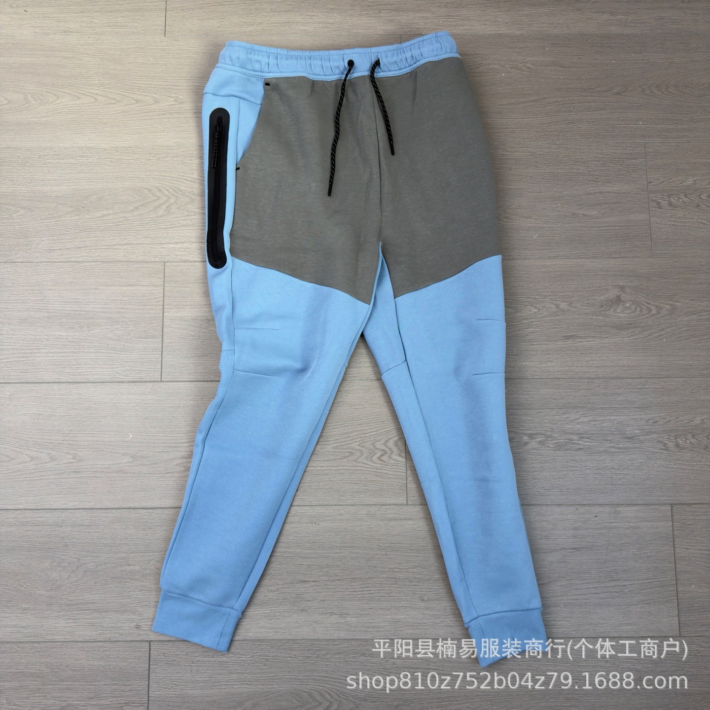 스카이블루와 차콜그레이 팬츠