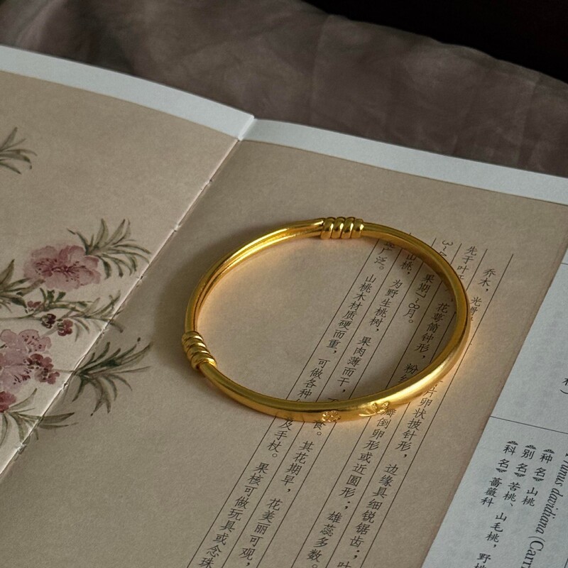 Oriental Classical Aesthetic Butterfly Love Flower Bracelet for Women Solid Closed Flower Ancient Smooth Surface Heritage Bracelet for Gift