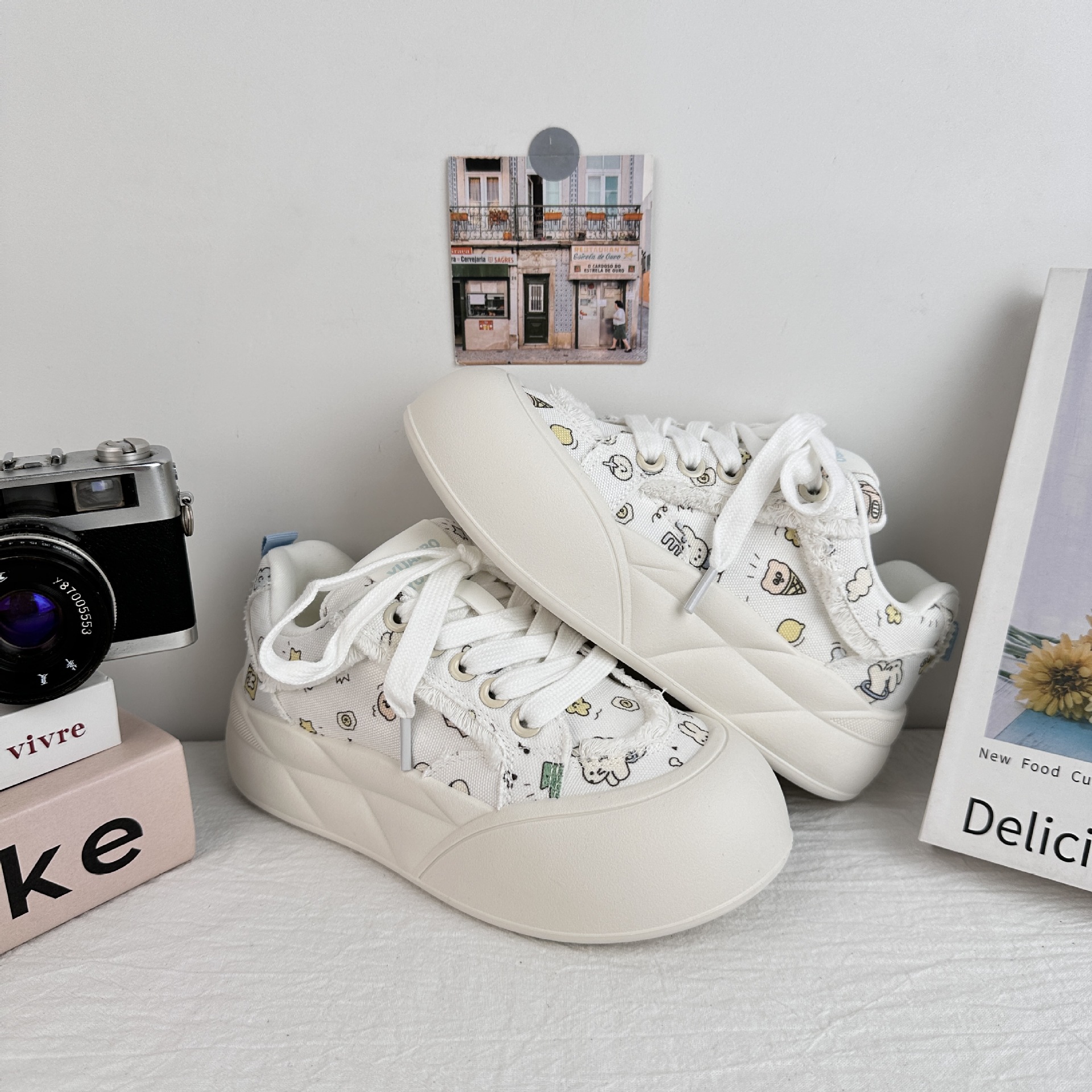 Zapatos de pan de onda lejana 2025 verano nuevos zapatos blancos pequeños modelos de nicho sin colisión zapatos de tabla estampados de todo fósforo zapatos de hojaldre